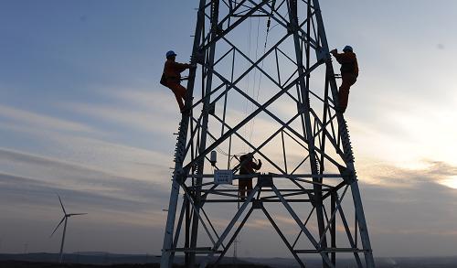     2月3日,电力工程技术人员在安徽龙源风电场维护输